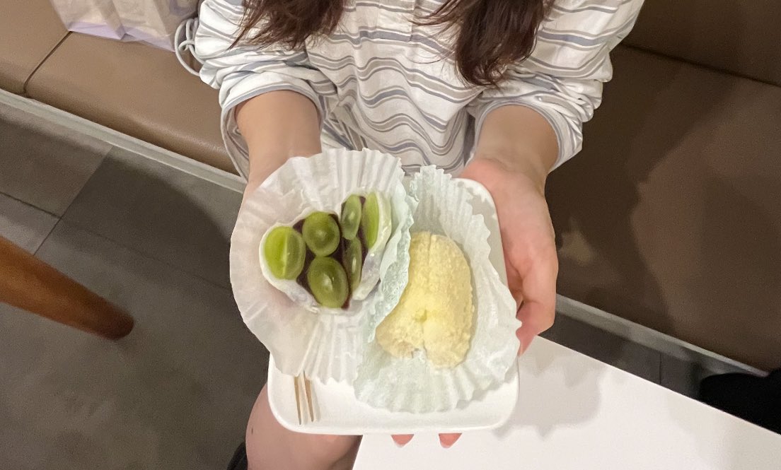 과일사랑하고 떡사랑하면 과일모찌 평생먹어야하는데 진짜 너무 맛있어서 앉은자리에서 5개씩도 먹을수있는데 심지어 계절따라 제철과일드간 모찌 먹을수잇는데 진짜 10년동안 이것만 먹으라하면 오히려 땡큐 하 또먹고싶다 아 .. #올드보이몬베베