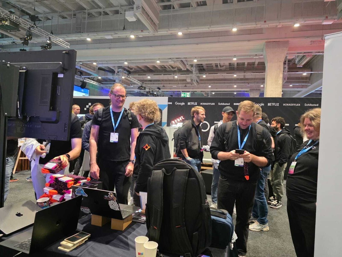codemagicio's tweet image. ๐ The Codemagic booth at #FlutterConEU is all set up โ and as always, itโs rocking! ๐
โจ Swing by to grab swag
โจ Join our famous raffle ๐ (win amazing prizes!)
โจ Chat all things CI/CD ๐
And donโt forget ๐ register for todayโs Codemagic Happy Hours ๐ป
๐โฆ