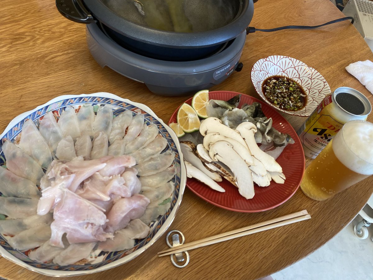 mentaimusume's tweet image. 松茸と虎ふぐの鍋を
タダで食べたかっただけなのに〜

超高級松茸になってしまった😭