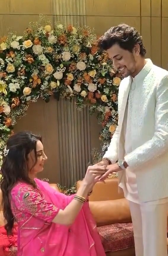 Darshan Raval getting princess treatment 🙂‍↔️💕