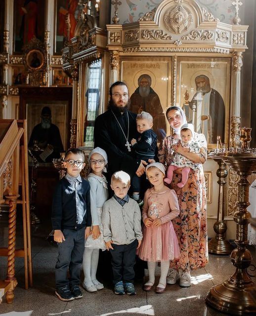 – En 1900, había 200 millones de musulmanes en todo el mundo, eso representaba el 12% de la población mundial.

– Hoy en 2025, hay 2.000 millones de musulmanes, el 25% de la población mundial.

Las mujeres cristianas europeas apenas tienen un hijo: las musulmanas tienen al menos