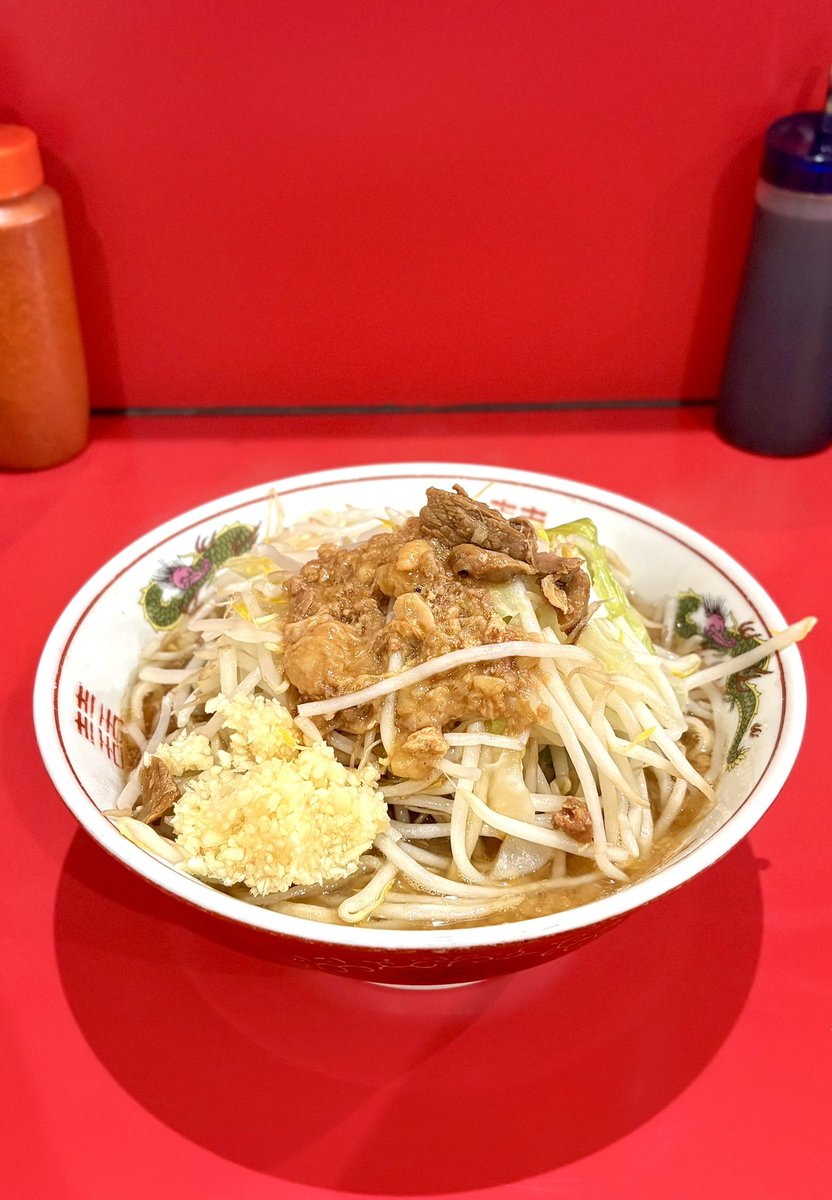 ラーメン二郎　千葉店
小ラーメン900円　ニンニクアブラ

千葉店さん初訪問です
濃い味付きアブラ（豚繊維入り）が野菜と良く合い美味しかったです！キリッとめな非乳化スープも良い
つけ麺も美味しそうですね
ご馳走様です
