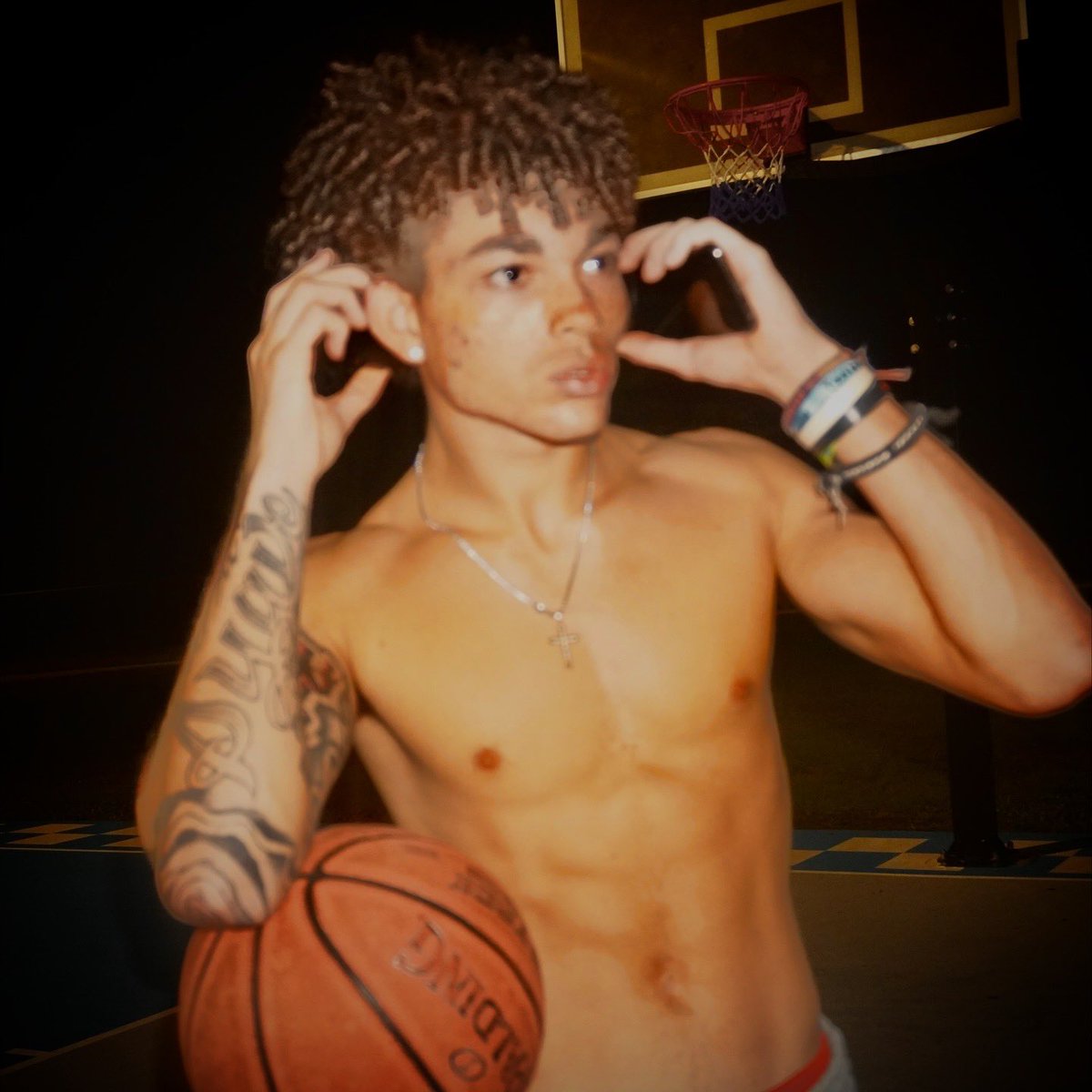 _onlyskyy's tweet photo. Come play with me😫🥵🏀#model #lightskin #FashionWeek https://t.co/aSmr9V7uee