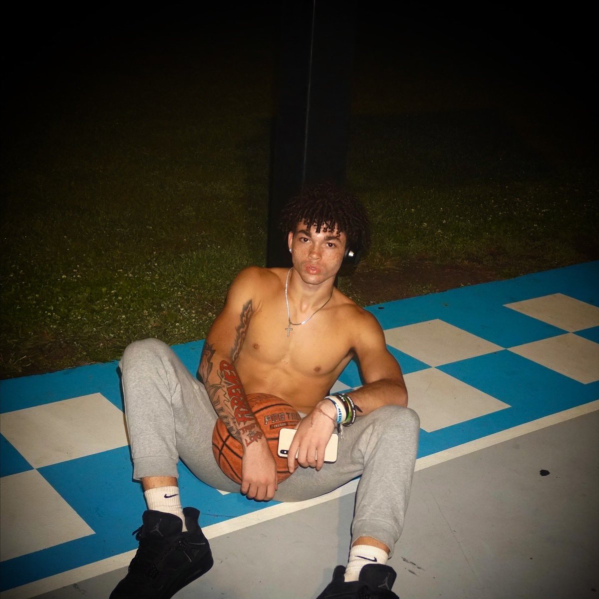 _onlyskyy's tweet photo. Come play with me😫🥵🏀#model #lightskin #FashionWeek https://t.co/aSmr9V7uee