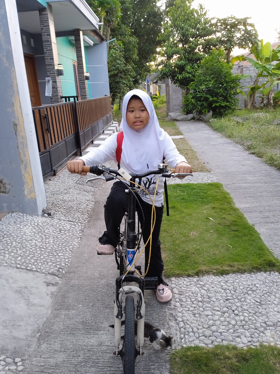 wid_sri's tweet photo. Berangkat ngaji dengan outfit kalcer versinya. Pulang ngaji laporan, "Bu, aku tadi dibilang keren pake celana cutbray. Terus aku bilang, 'iya, ayahku kan anak punk. Sukanya nyetel musik keras2.'", memang celana cutbray sama anak punk itu berkorelasi sekali. 😂 https://t.co/kjcuK6pxJR