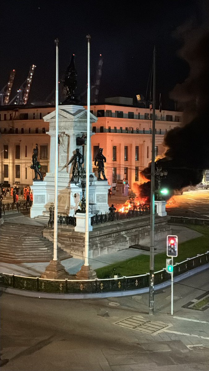 INF0SCHILE's tweet photo. ⚠️#Valpo 🔥#Barricadas en Errázuriz, Blanco y Sotomayor, Sindicatos Portuarios. https://t.co/UJIGNmTNBQ