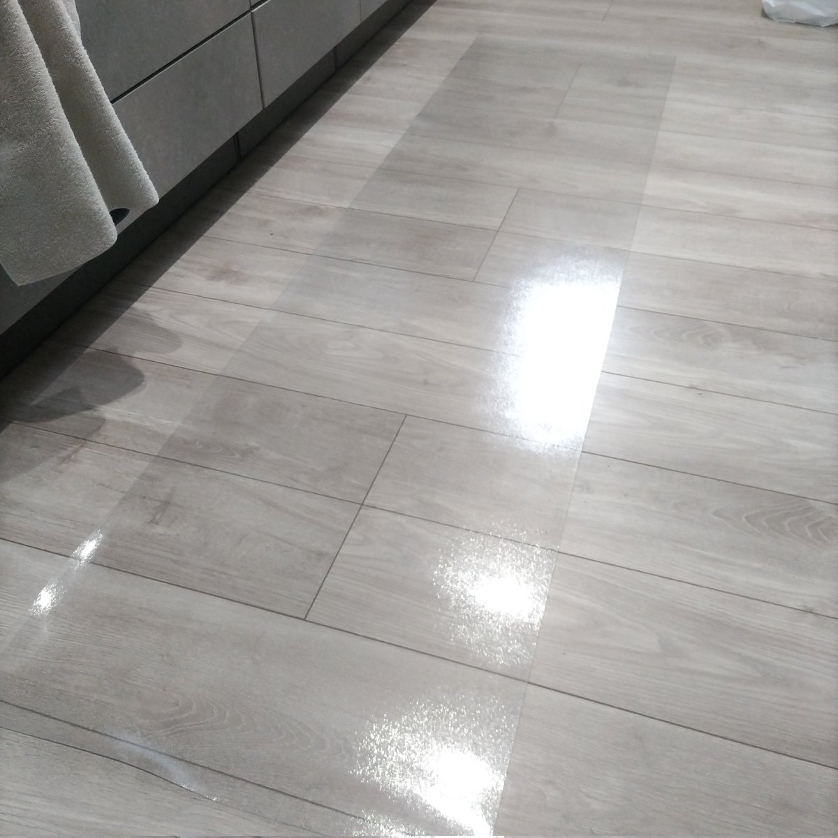 【手放し225個目】
台所に敷いていたクリアマット。
新居への引っ越しの際に「引っ越し前にこれ準備しとけ！」的な物を読み漁って、こちらのマットも購入しましたが、
マットの下にゴミが入り込むからそれが気になり、キッチンマットも手放します！！
私には何も敷かない方が向いてるみたい✨
#1日1捨