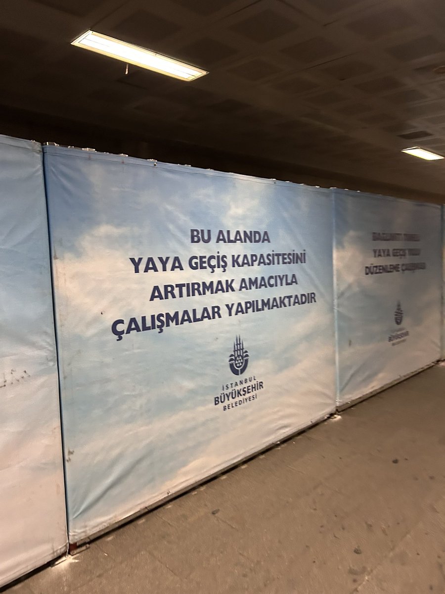 Yürüyen bantları aylardır çalıştırmayı beceremedik; bu yüzden kaldırıyoruz demiyorsunuz da yaya geçiş kapasitesini arttırıyoruz diyorsunuz. Sağlığımızı düşünerek yürüyen merdivenleri de kaldırın; metro sistemini de kapatın. 16 milyon yürüsün. 🤣 <a href="/IBBcozummerkezi/">İBB Çözüm Merkezi</a> <a href="/istanbulbld/">İstanbul Büyükşehir Belediyesi</a>