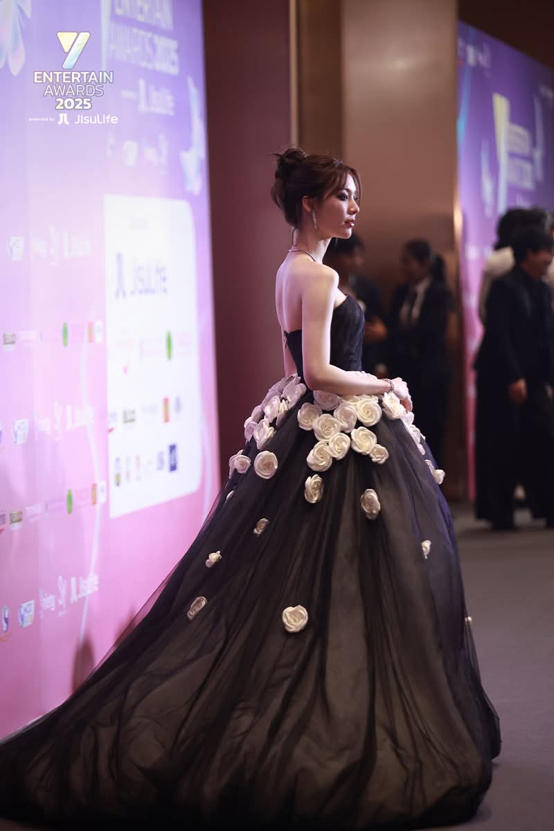 เก็บตกภาพคนเหงาแห่งงาน Y ฉายเดี่ยวแบบสับๆ สับสะดุด สุดทุกงาน

ORM Y ENT AWARDS
#OrmYEntertainAwards
BLOOMING TO FLY
#YEntertainAwards2025xJisuLife #YentertainAwards2025