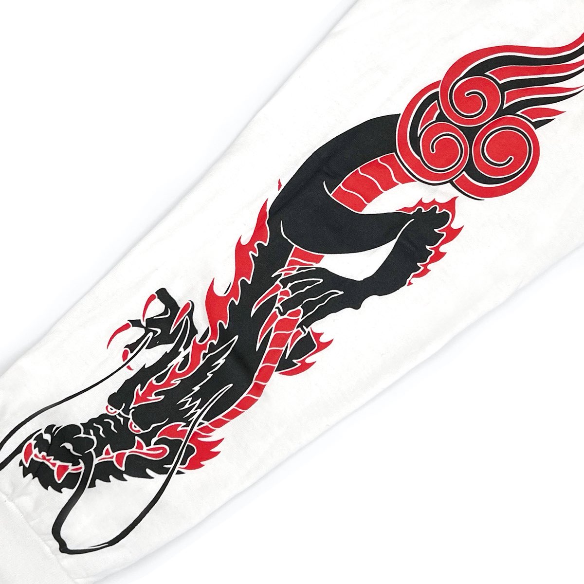 StudioSokai's tweet image. 🐲ドラゴン好きにオススメのロンT販売中🐲
袖のトライバル調のドラゴンが激渋🔥
これからの季節に大活躍間違いなし🍁
新宿租界GoradoロンTee (yoheiyamaki design)
portal.shinjuku-sokai.com/shop/factory/t…