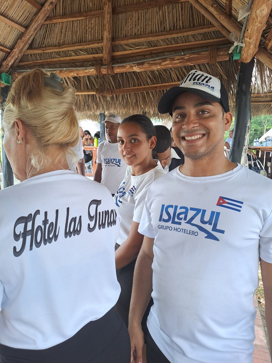 Trabajadores del Hotel Las Tunas, dando lo mejor de sí en el Festival Naciona de Telecentro 2025. 
#IslazulLasTunas