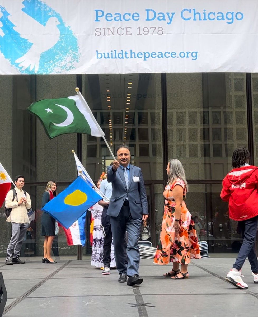 PakinChicago's tweet photo. CG Tariq Karim attended the 47th Anniversary of Peace Day Chicago, where he took part in the World Peace Flag Ceremony. The event was also attended by members of the Chicago Consular Corps, elected officials, &amp; students. https://t.co/EzmqUSEwk2