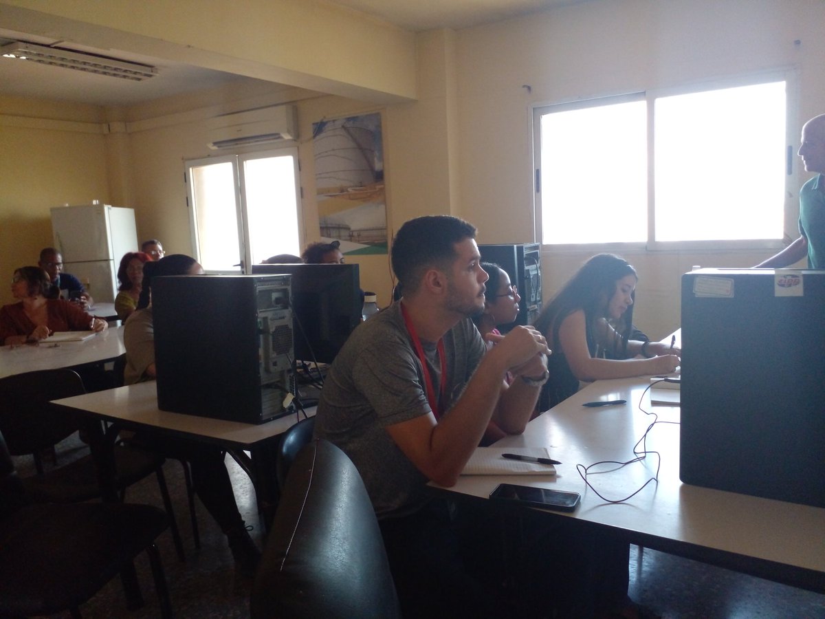 Hoy comenzó en la EIPP el curso de Introducción a la Industria Petrolera, impartido por profesionales del Centro Politécnico del Petróleo. 
Participan trabajadores de nuevo ingreso y los jóvenes estresados universitarios como parte del adiestramiento. 
#PetrolerosPorCuba 
#Eipp🇨🇺