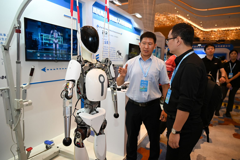 At the 2025 Apsara Conference, <a href="/AlibabaGroup/">Alibaba Group</a> 's CEO Wu Yongming stated that in the future, there could be more AI #agents and #robots than people. He said these intelligent entities will work alongside humans and have a huge impact on the real world. nbdn.short.gy/u08pFN