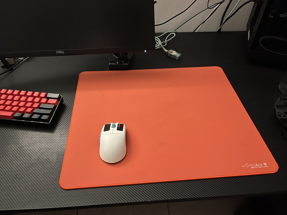 Después de 3 días, ya me pude acostumbrar al nuevo mousepad (ignoren la primera, fue metida de pito) :D