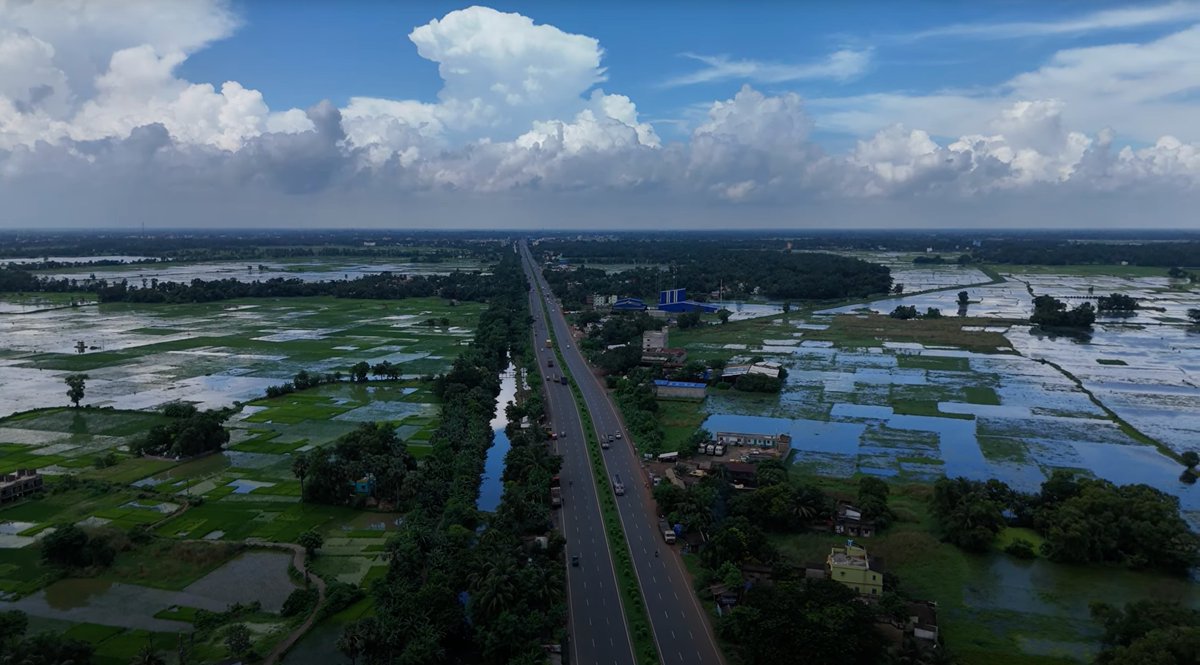 Monsoon-drenched rural West Bengal! 😍 The highway below is NH-16 (Kolkata-Chennai highway) which traverses Kolaghat and Kharagpur.

PC: Rohit Bhagat (youtu.be/CZM7QI19QJ8)