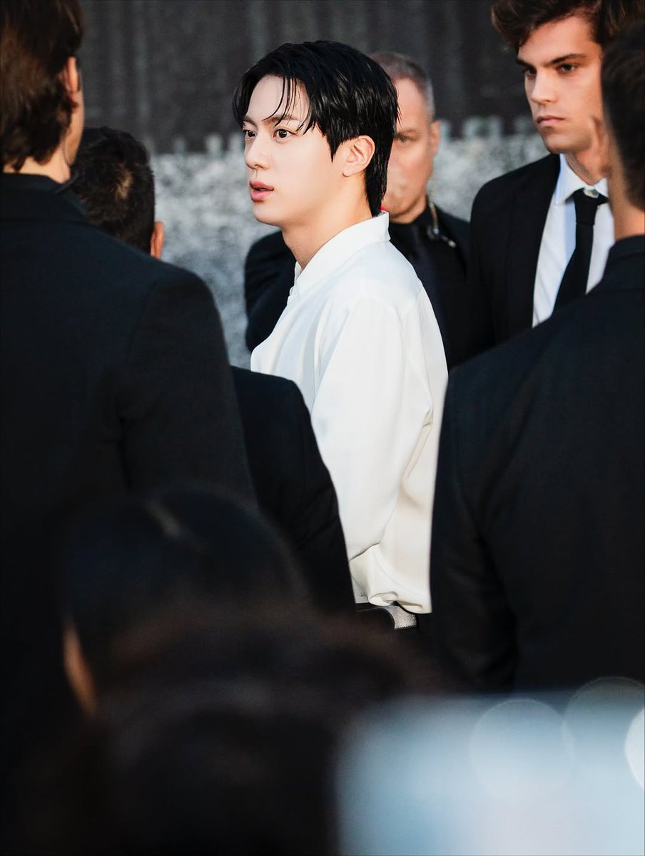 jjjin__1204's tweet photo. 250924 이정무 사진작가 인스타 (1/2)
https://t.co/5vj9AbBll7

GUCCI ROYALTY JIN
#JinxGucci #Jin #MFW #방탄소년단진 
#GucciLaFamiglia @gucci https://t.co/CzbkJMx5NL