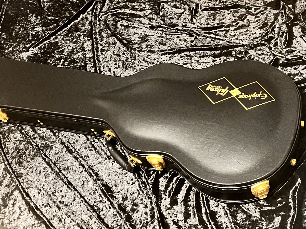 eyescreature's tweet photo. エピフォンのOXBLOODがやっと来ました。
先住ギターのGibsonレスポールスタンダードと合わせてレスポールが2本になりました。
このオックスブラッドカラーが渋いんだよねー。
#JEFFBECK
#OXBLOOD
#epiphone https://t.co/NB3Dk7YyXf