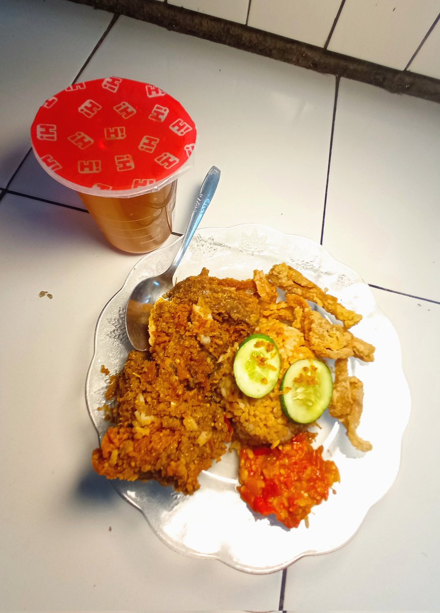 liat dong sesuka apa aku sama ayam goreng <a href="/butumbar_id/">Ayam Goreng Bu Tumbar</a> sampe repeat order berkali-kali🥰🥰

kalian harus cobain si biar kaya aku kecanduan ayam goreng butumbar🤍
order disini gofood.link/a/zX47xyQ