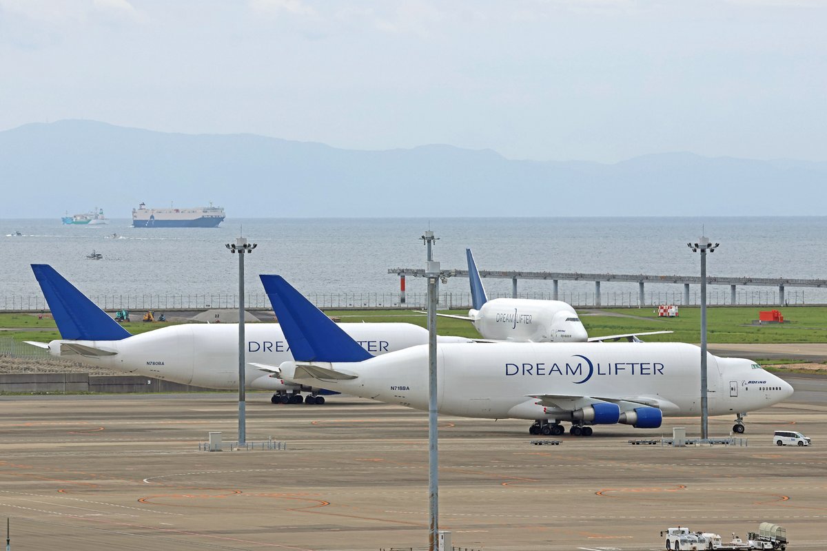 Centrairairport's tweet photo. セントレアにボーイング747LCFドリームリフターが到着しました。先日セントレアに飛来して駐機していた2機と合わせて世界で4機しかない飛行機の3機のLCFが揃いました。フライトお疲れさまでした。 https://t.co/o4DSr94UVS