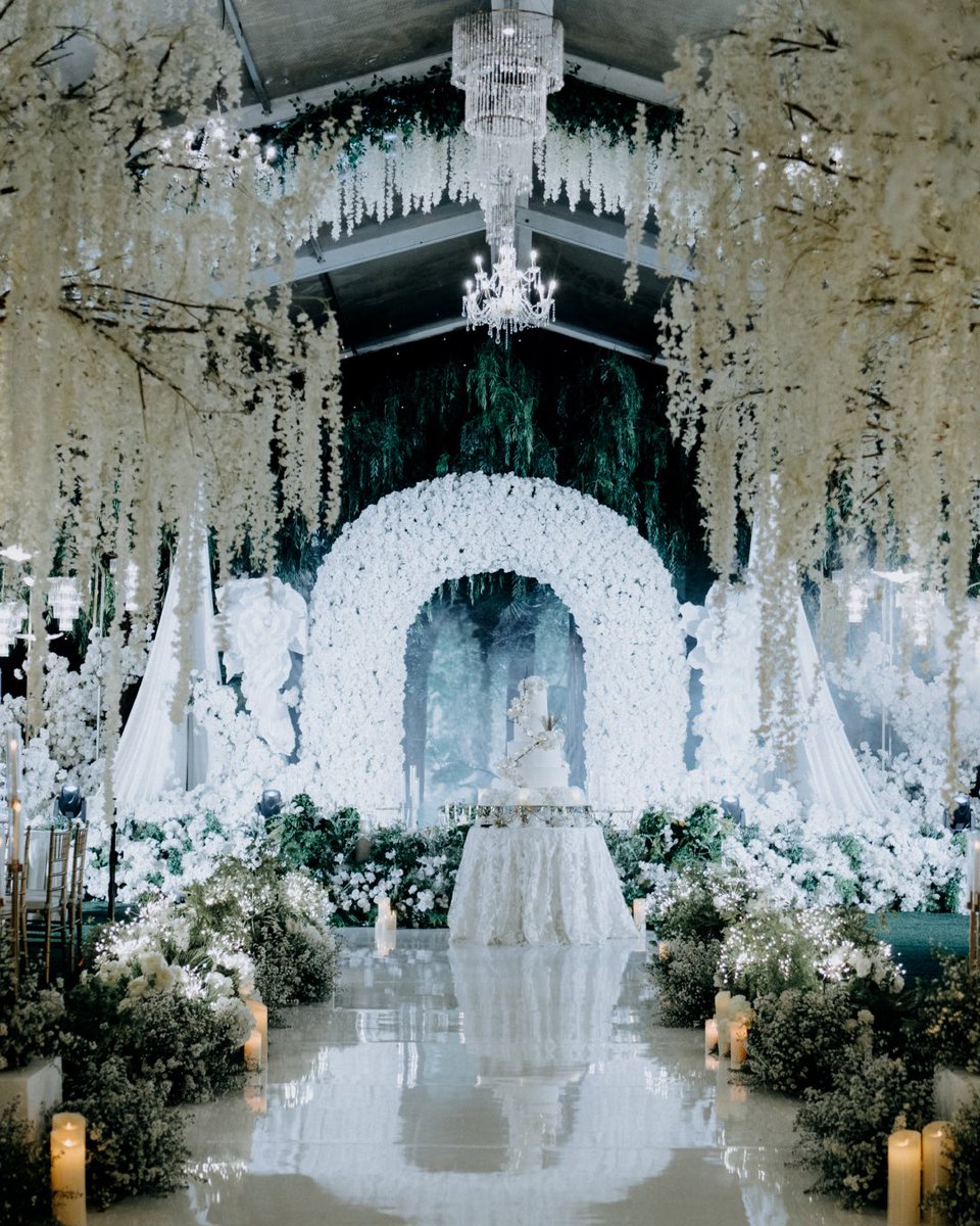 ✨ The Aisle of Forever ✨
Where chandeliers sparkled like stars, florals cascaded in beauty, and every detail whispered “happily ever after begins here.” 💍🌸

#HotelBorobudurJakarta #BorobudurWedding