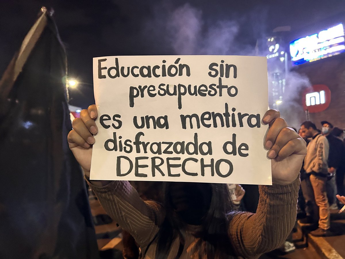 Una segunda convocatoria también se desarrolló en #Quito. Esta movilización partió desde la Pileta de la Universidad Central hacia la av. Amazonas y Naciones Unidas. Las demandas fueron similares a las de la marcha desde la Caja del Seguro: rechazo al Gobierno de Daniel Noboa. 🧵