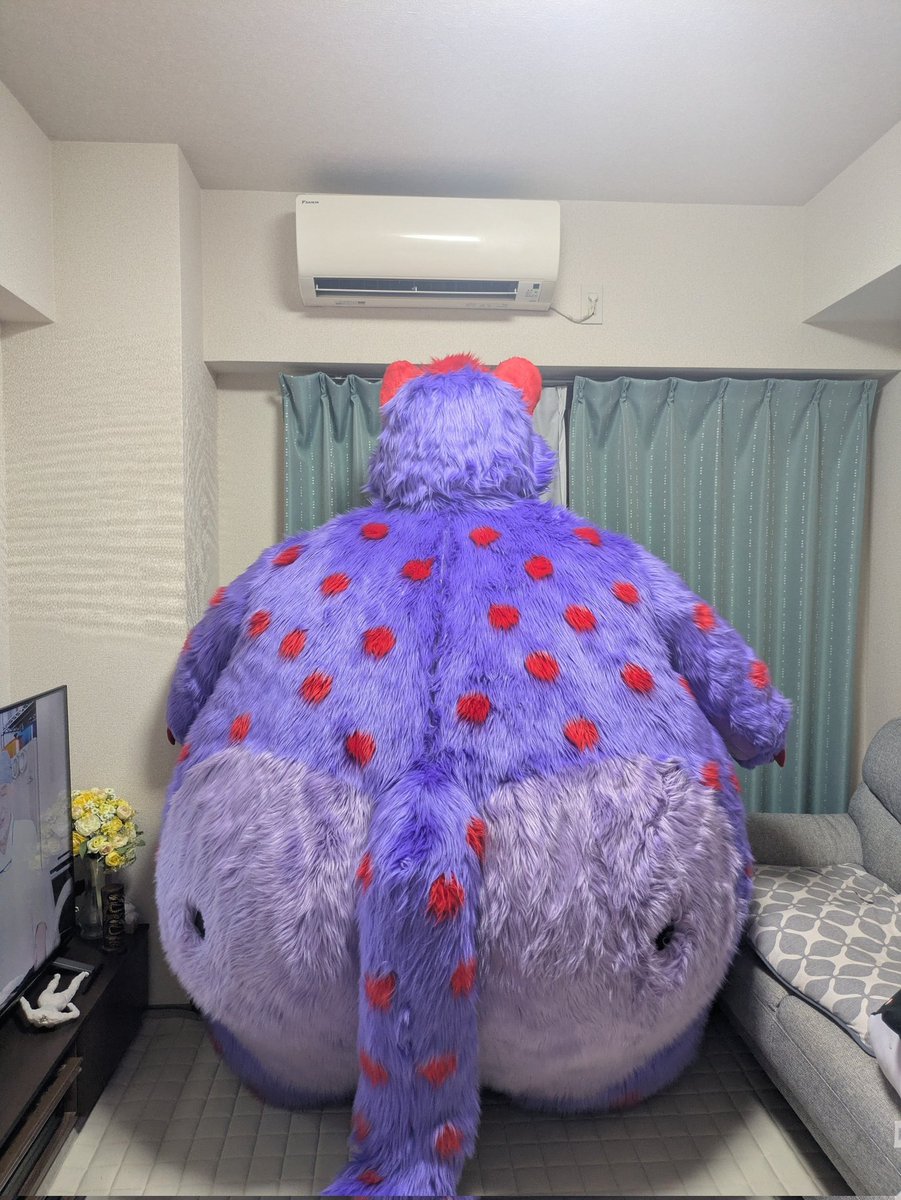 ★エアー着ぐるみを制作してみました！🐆
頭と足など関してはウレタン構造で細かい造形は出しつつボティは空気を循環させて膨らませているので、
①見た目以上に軽くて動きやすい！！
②なにより涼しい！笑
持ち運び量も通常の着ぐるみよりも少ないので取り回しも楽だと思います。