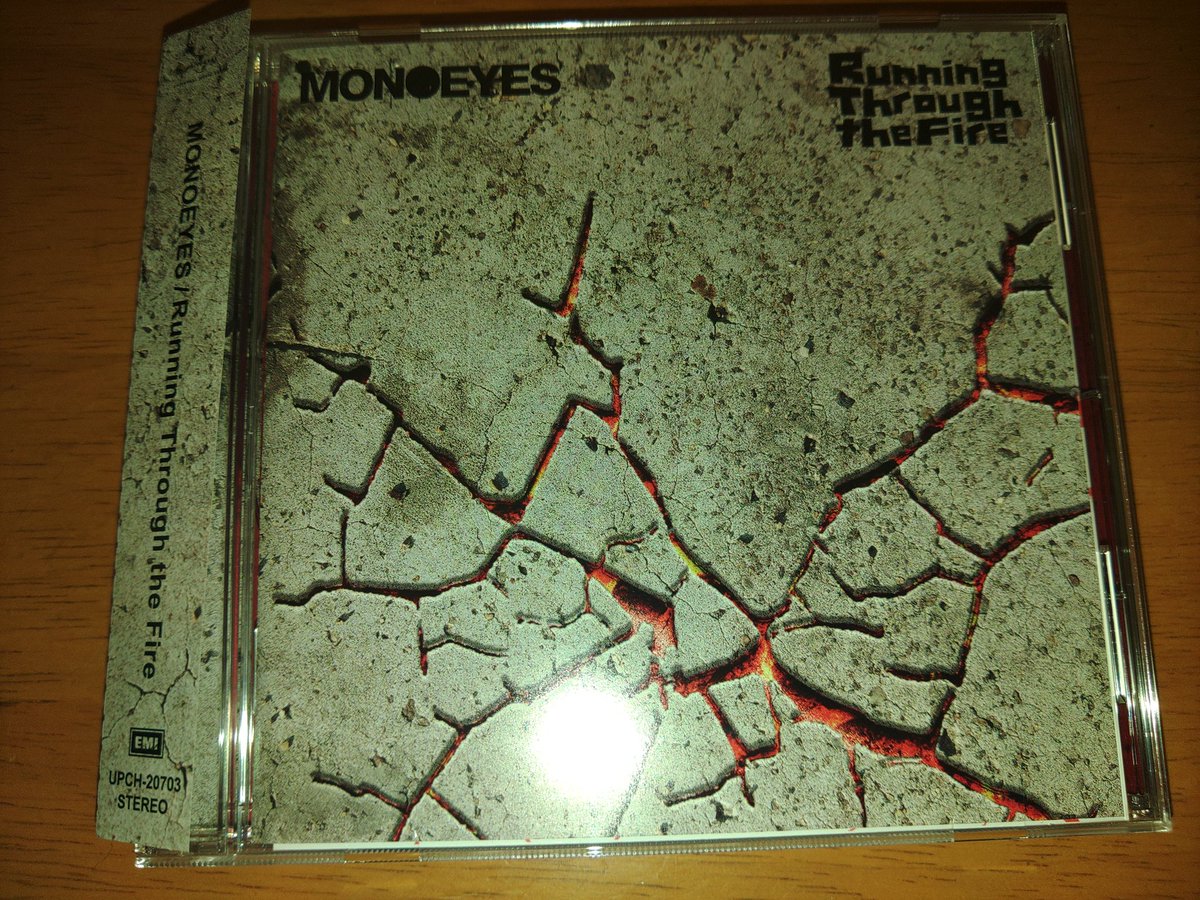taiyan1224's tweet photo. おぉ～！最高のサウンドやんけ～🎸MONOEYESのCD買いました～☺️1曲目から12曲目まで全部いいです～‼️アンカー聴いてshadowb Boxing聴いて、夕陽に向かって走るか～～☺️☺️LIVE行きたいけど、どこもソールドアウト～。#RunningThroughtheFire  #MONOEYES https://t.co/FrbWIBqVh5