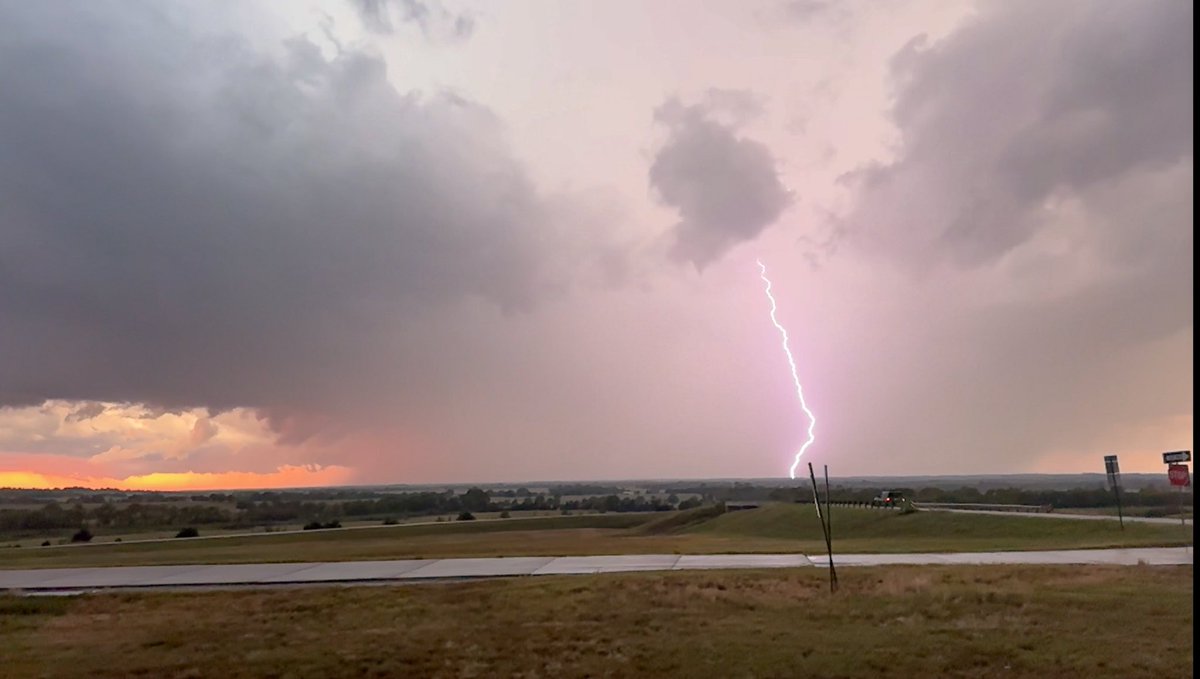 ConnerStinesWx's tweet image. A few CGs from today’s south OK chase
#okwx #lightning
