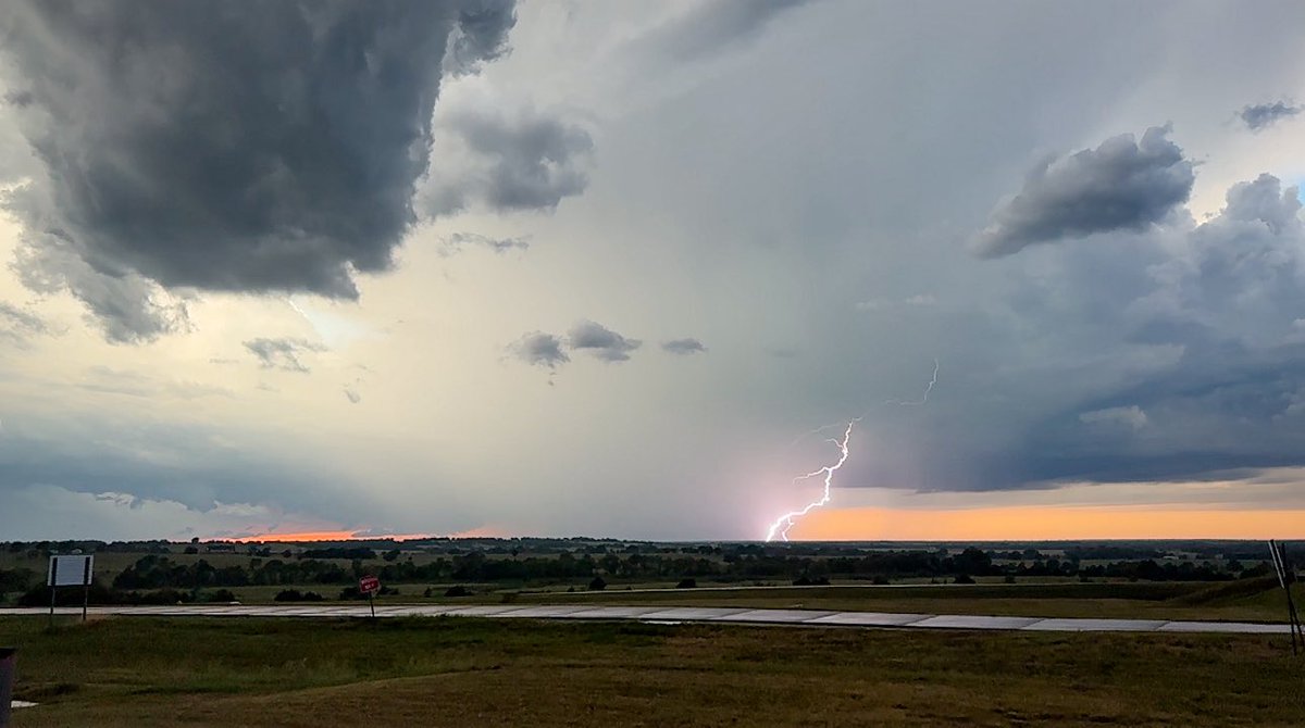 ConnerStinesWx's tweet image. A few CGs from today’s south OK chase
#okwx #lightning
