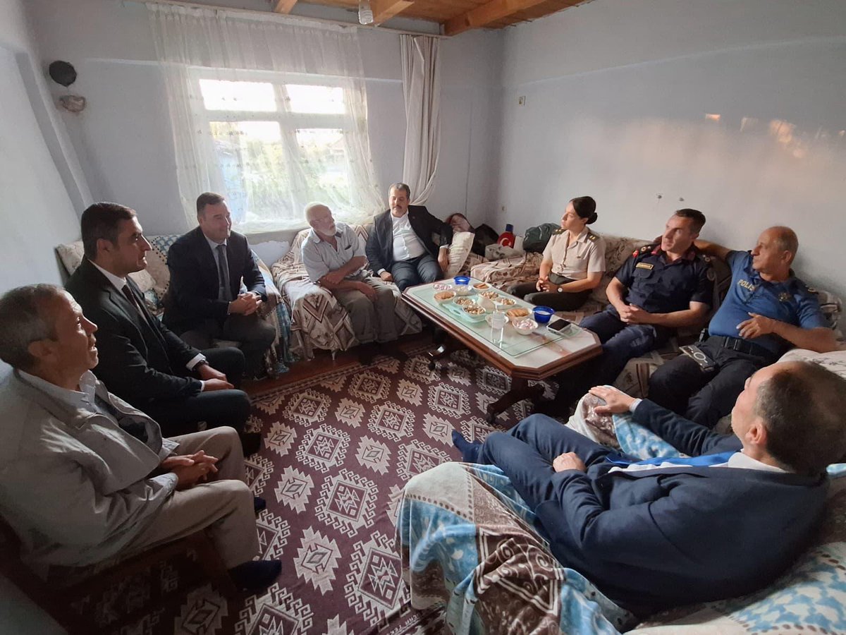 VezirkopruSYDV's tweet photo. Sosyal Yardımlaşma ve Dayanışma Vakfımız olarak, Sayın Kaymakamımız, Kurum Müdürlerimiz ile birlikte Şehit Ailelerimiz ve Gazilerimizi ziyaret ederek hayır dualarını aldık. https://t.co/B6vE68A5qB