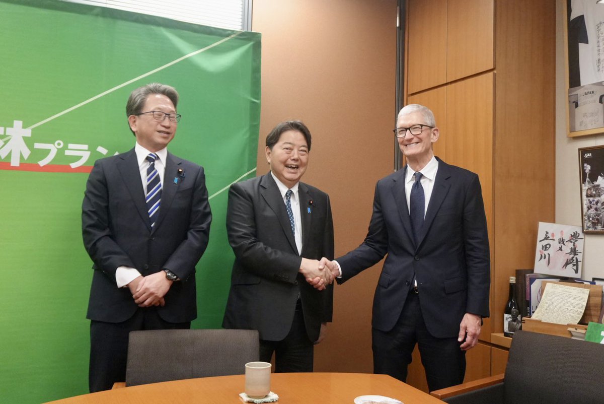 hayashi09615064's tweet photo. ティム・クックApple最高経営責任者と、平将明デジタル大臣で面会し、意見交換をさせていただきました。

@tim_cook  It was a very meaningful discussion. Thank you. https://t.co/u8dRX9p869