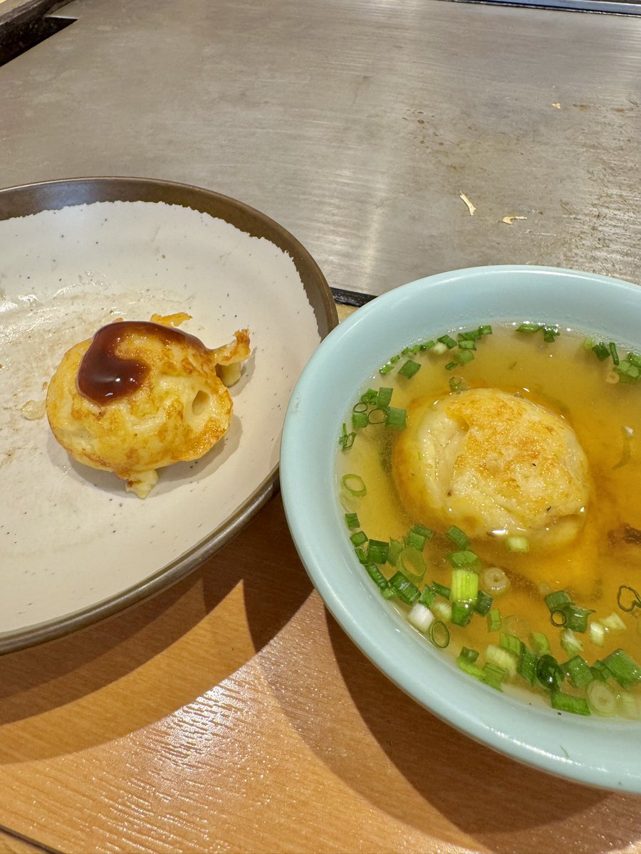 明石に来たら明石焼食べなきゃ😆🐙
地元の方は出汁だけでなくソースをかけても食べます😊どちらが好み⁉️
#明石出張
#出張
#明石焼こだま