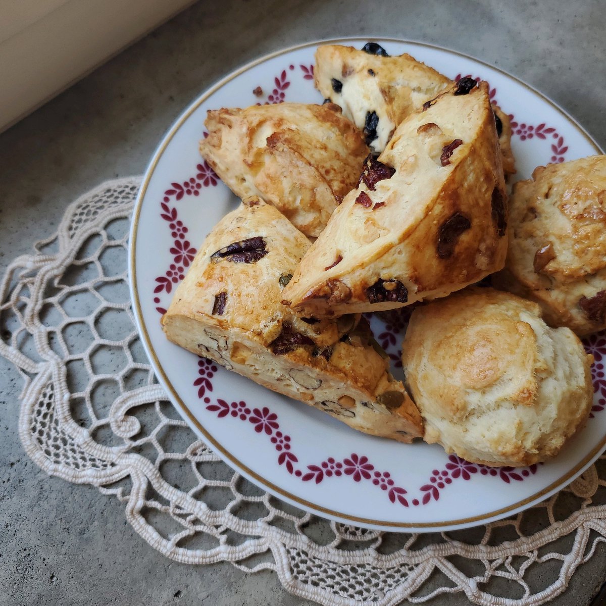Scone
・プレーン
・ピーカンナッツパンプキンシードメープル
・クランベリーホワイトチョコ
 ・ブルーベリーアーモンド
・パインピーナッツ 
・レモンピールホワイトチョコ
バニラシフォンケーキ
アメリカンチェリーのベイクドチーズケーキ
シャインマスカットのシフォンサンド
クッキーも色々✨️