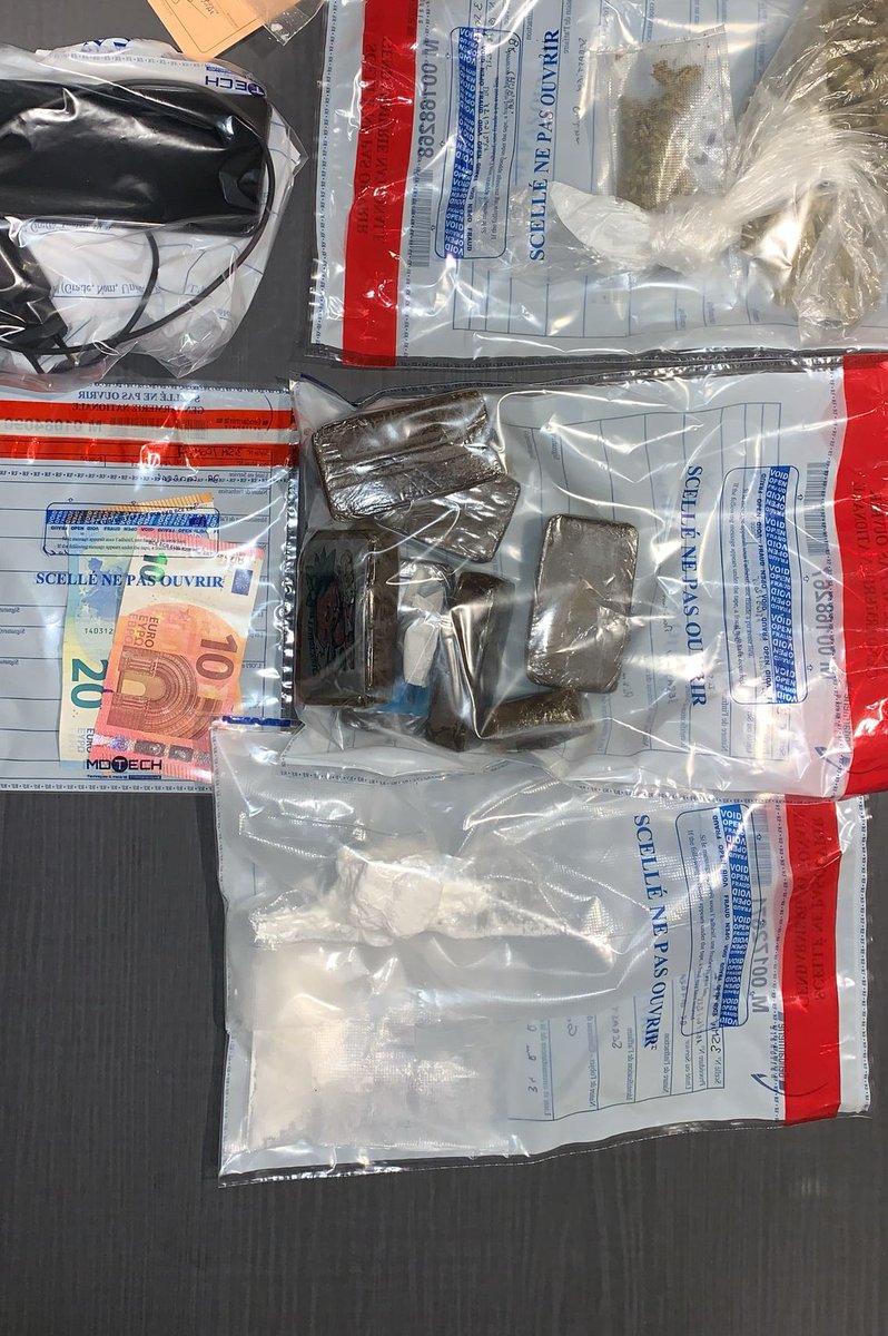 👮‍♂️ [CONTRE LE NARCOTRAFIC]👮‍♂️

🚨  Interpellation de 4️⃣ individus susceptibles de s'adonner à un trafic de stupéfiants sur la commune de MAUROIS. 

🧤 Saisies : plus de 2600 € ; 97 g de cocaïne et 646 g de cannabis . 

🚪2️⃣ ont été conduits après leur jugement en maison d'arrêt.