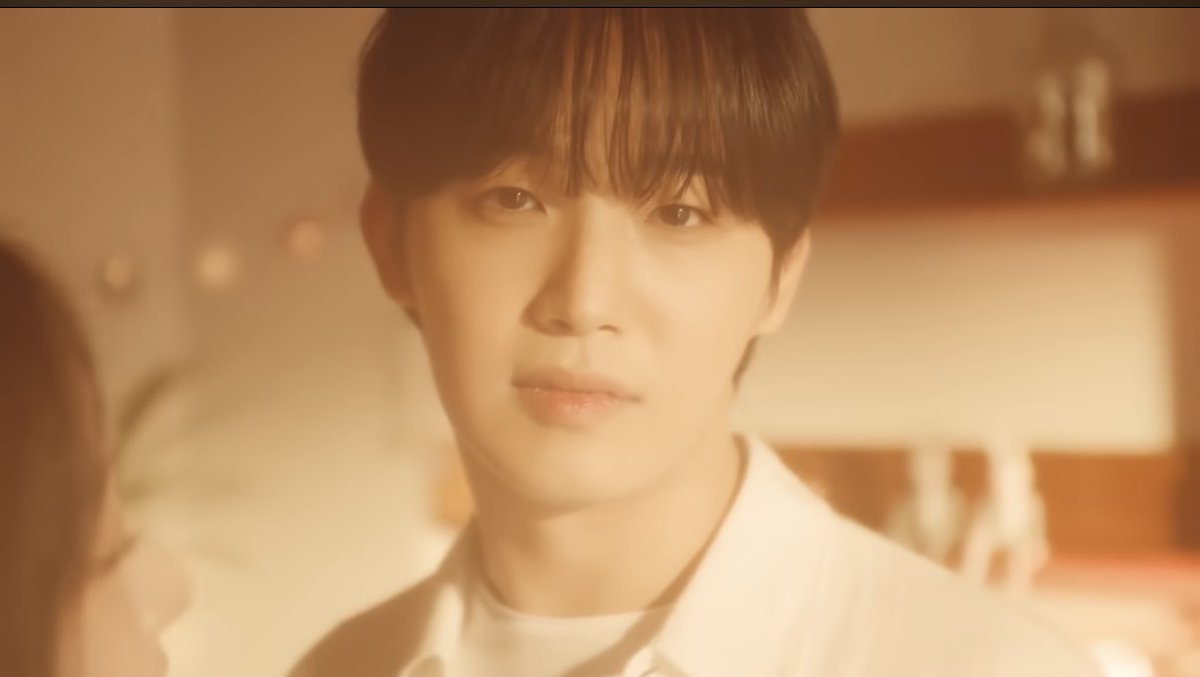 Hyun4756476's tweet photo. 4:54 ✨👀🥰

#현식에게_보내는_나의_대답

가사에서도 '눈빛'이라는 키워드가 중요하게 등장하듯 뮤직비디오에서도 눈빛이 강조되는데
처음엔 맑고 설레는 시선에서, 점차 감정을 담아 무언가를 간직하려는 듯한 시선으로 바뀌는 게 잘 담겨는 것 같은 장면🫶🏻 https://t.co/ITYWe9ABL5