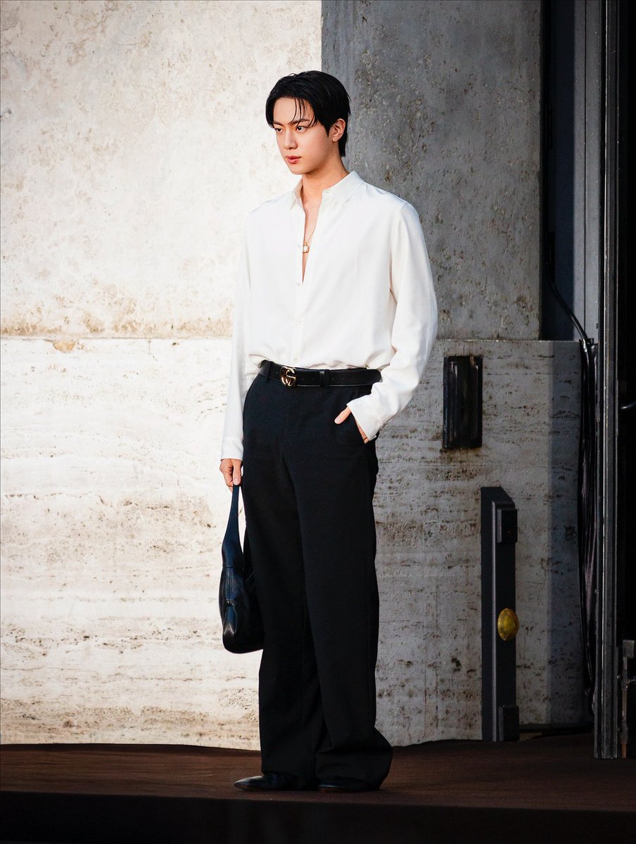 Photographer Lee Jungmu x Jin at Gucci Women's "The Tiger" SS26 Collection (1)

instagram.com/p/DO-C2GKAkrD/…
GUCCI ROYALTY JIN 
#JinxGucci #Jin #MFW
#GucciLaFamiglia <a href="/gucci/">gucci</a>