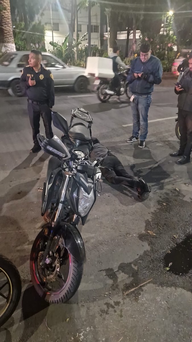IroniaLD's tweet photo. #UltimaHora 
Servicios de #emergencia movilizados ante reporte de usuaria de servicio de aplicación en #motocicleta resulta gravemente #lesionada en #accidente de tránsito sobre Av. 510 y Av. 523 en San Juan #Aragón.
Alc. Gustavo A Madero. 
#PrecauciónVial https://t.co/NmeiaRB67r