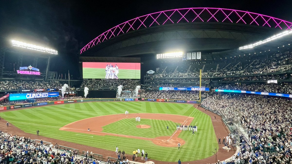 DKramer_'s tweet image. OFFICIAL: The Mariners have clinched a 2025 postseason berth.

And still in their sights is the AL West title, which they can secure as soon as tomorrow.