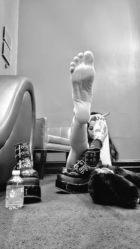 OriginalAllyKat's tweet photo. Come keep me company today in the CBD until 7pm 🎀 
Worship me or I could worship you 👑
#goddess #sloppyblowjob #pornstarpussy #footworship #PSE #throatpussy #pornstarexperience #bdsm https://t.co/GZEe6NTpV7