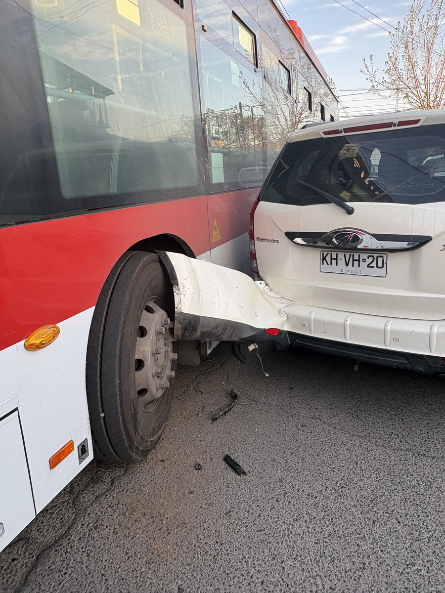 moncada_a's tweet photo. Aparte de todo súmenle, que los papeles no estaban al día, si hubiera atropellado a una persona, un csm imprudente, que le da lo mismo saber si su micro está al día o no, por qué no hay supervisión de parte de los superiores y menos DAN LA CARA. https://t.co/v3jlEJWIgh