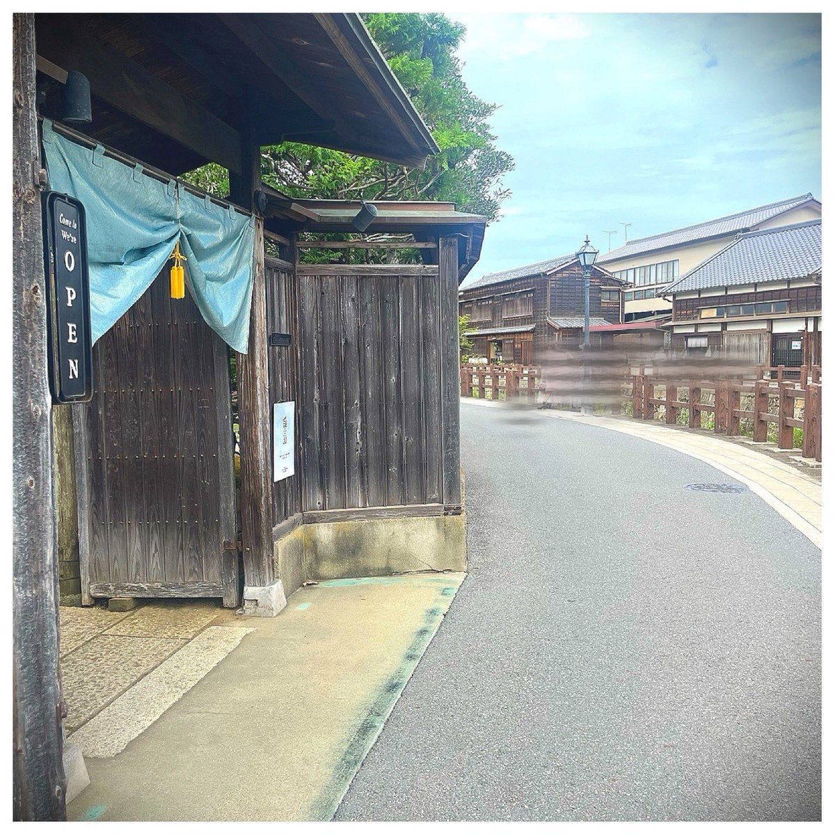 aki_hotspring_'s tweet image. 昨日、ペパミ仲間と #めおと日和 のロケ地巡りしてきたよ😍
ここだー！！！ってはしゃいだり、再現写真撮ったり、、仲間がいるとこんなに楽しめるのか！って感動した🥹

①瀧昌様となつ美さんのお家
②同じく。お見送りしたあの道🥺
③3話の写真館
④テーラークサカベ
