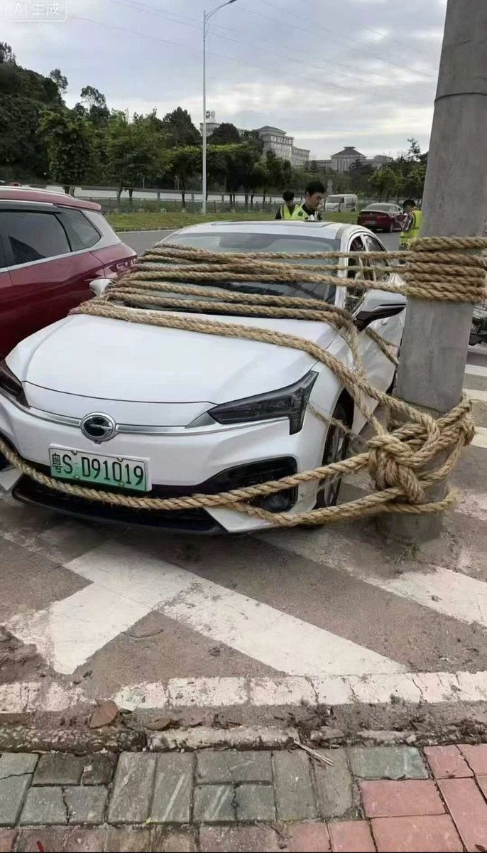 upuknews1's tweet image. #JUSTIN :  People tying down their cars in Hong Kong as typhoon approaches.

#TyphoonRagasa #Typhoon #Ragasa #HongKong