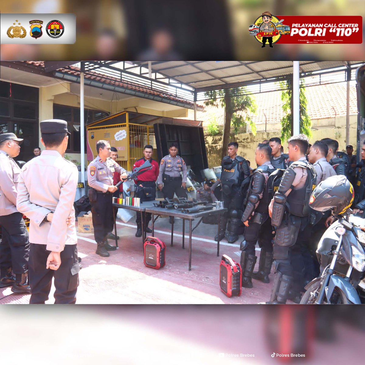 Dit Samapta Polda Jateng Asistensi Peleton Dalmas dan Raimas Polres Brebes

@divisihumaspolri
@humas_poldajateng

#polresbrebes
#polresbrebesapik
#bhabinkamtibmas
#humaspolri
#polriuntukindonesia
#polrihadir
#polisiindonesia
#PolriPresisi
#brebeshariini