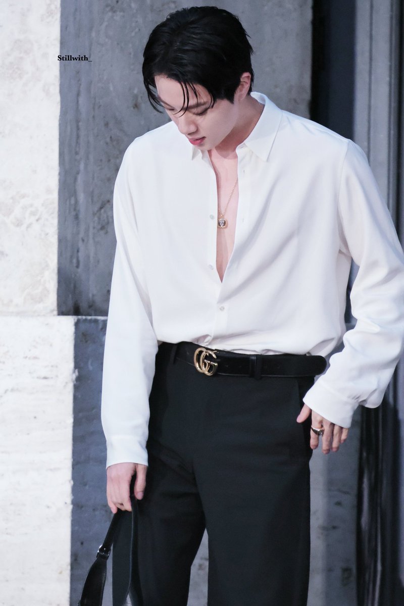 seokjin_updates's tweet photo. HE LOOKS SO FCKING BROAD https://t.co/RwHHWY5oaS