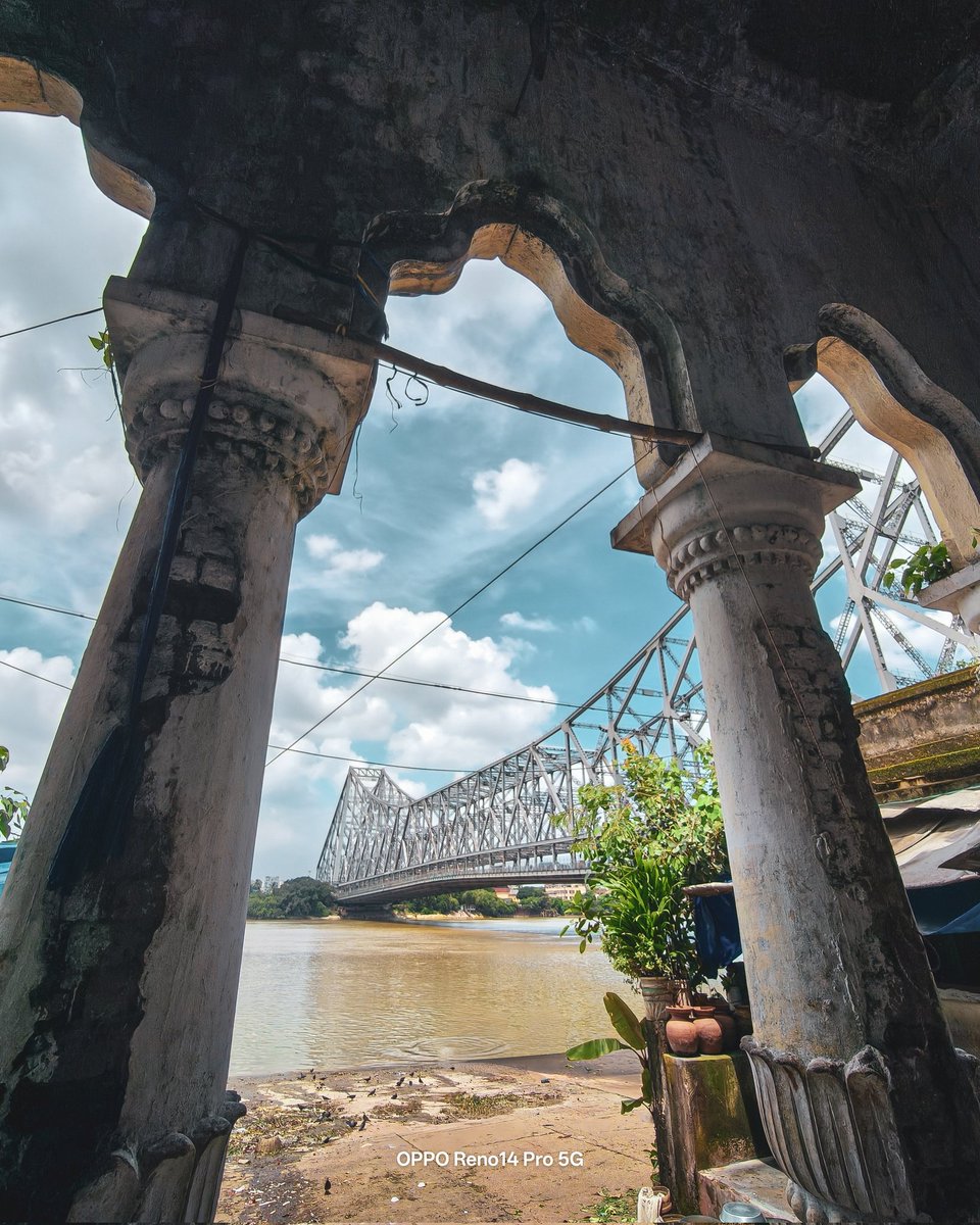 RohitSharma1785's tweet image. Framing Kolkata’s soul in one shot🖼️ 

#howrahbridge
#Kolkata 
#KolkataRains 
#Kolkatarain 
#photographylovers 
#nftcreators
@OPPOCareIN 
@OPPOIndia 
@oppo