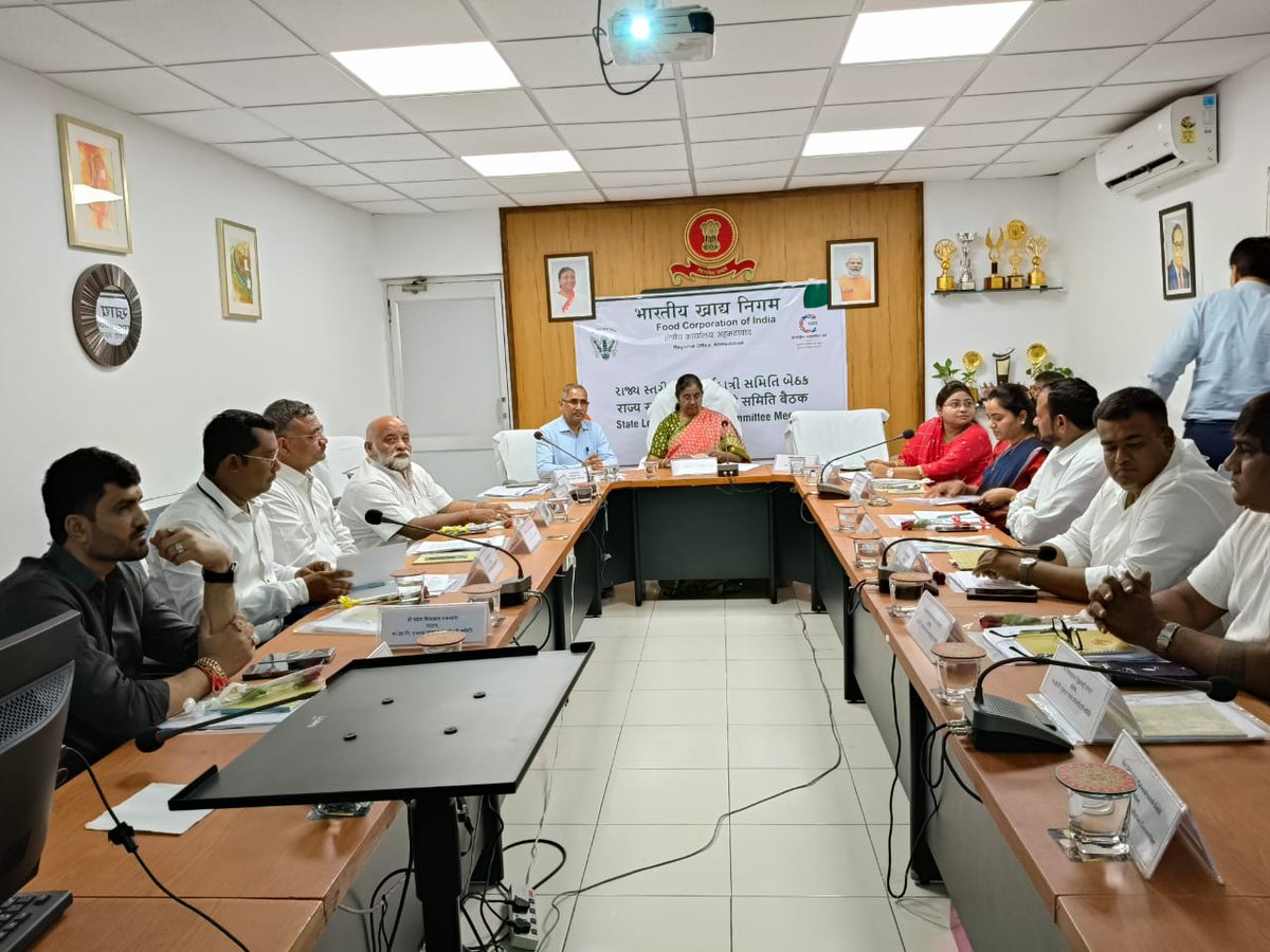 FCI_Gujarat's tweet photo. श्रीमती रमीलाबेन बेचरभाई बारा, माननीय सांसद –राज्यसभा, एवं अध्यक्ष, भा.खा.नि गुजरात राज्य परामर्श समिति की अध्यक्षता में दिनांक 23.09.2025 को बैठक संपन्न हुई जिसमें गुजरात क्षेत्र के अधिकारीयों और परामर्शदात्री समिति के सदस्यो ने भाग लिया |
श्री रमन लाल मीना महाप्रबंधक क्षेत्र https://t.co/gxLze967s7