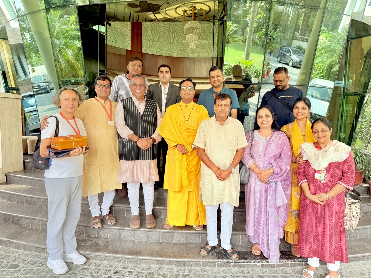 rajessinghdayal's tweet photo. पावन वृंदावन धाम की पूज्य संत माँ बृजदेवी जी के आशीर्वाद से संत श्री प्रेमधन लालन जी के नेतृत्व में चल रही “श्री राधा कृपा तीर्थ यात्रा” के सभी श्रद्धालुओं और महाराज जी से भेंट की। 
तीर्थ यात्रा मनुष्य की भक्ति, आस्था और श्रद्धा को प्रकट करने का माध्यम है। जब व्यक्ति घर-परिवार से दूर होकर पवित्र स्थलों की ओर जाता है, तो उसका मन एकाग्र होकर ईश्वर की ओर उन्मुख होता है।
आध्यात्मिक ऊर्जा से भरपूर सभी श्रद्धालुओं से मिलकर मन प्रसन्न हुआ। 

@LalanPremdhan