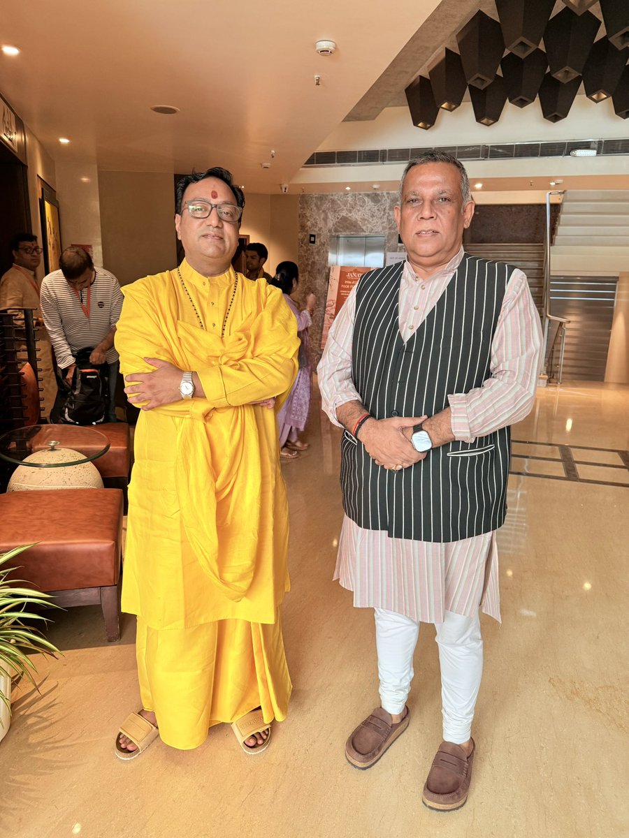 rajessinghdayal's tweet photo. पावन वृंदावन धाम की पूज्य संत माँ बृजदेवी जी के आशीर्वाद से संत श्री प्रेमधन लालन जी के नेतृत्व में चल रही “श्री राधा कृपा तीर्थ यात्रा” के सभी श्रद्धालुओं और महाराज जी से भेंट की। 
तीर्थ यात्रा मनुष्य की भक्ति, आस्था और श्रद्धा को प्रकट करने का माध्यम है। जब व्यक्ति घर-परिवार से दूर होकर पवित्र स्थलों की ओर जाता है, तो उसका मन एकाग्र होकर ईश्वर की ओर उन्मुख होता है।
आध्यात्मिक ऊर्जा से भरपूर सभी श्रद्धालुओं से मिलकर मन प्रसन्न हुआ। 

@LalanPremdhan