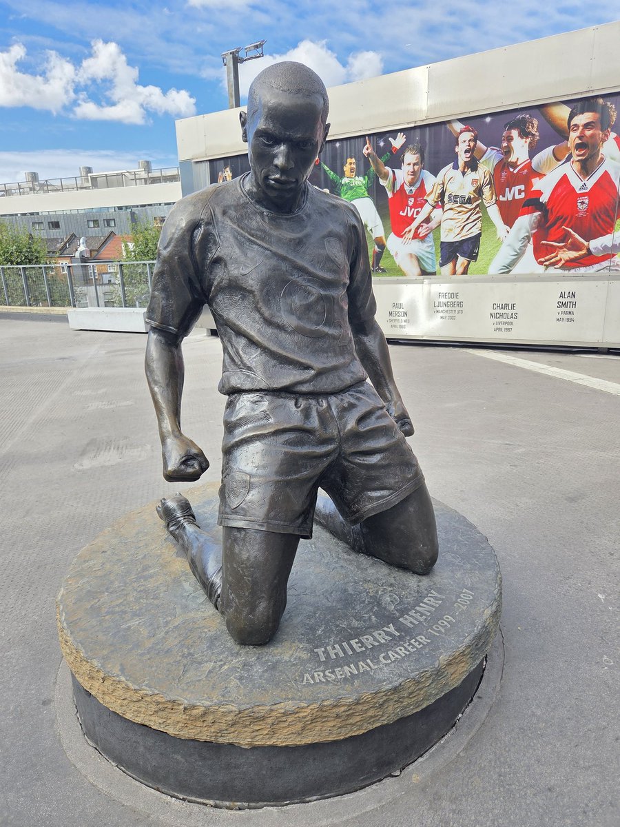 ArsenalSea's tweet image. In London for a few days. Took the opportunity to visit our church. Fantastic day, met some great people, fans and staff, each with their own story of what The Arsenal means to them. So many magical moments but seeing Michael Thomas' Anfield '89 boots was a particular highlight.
